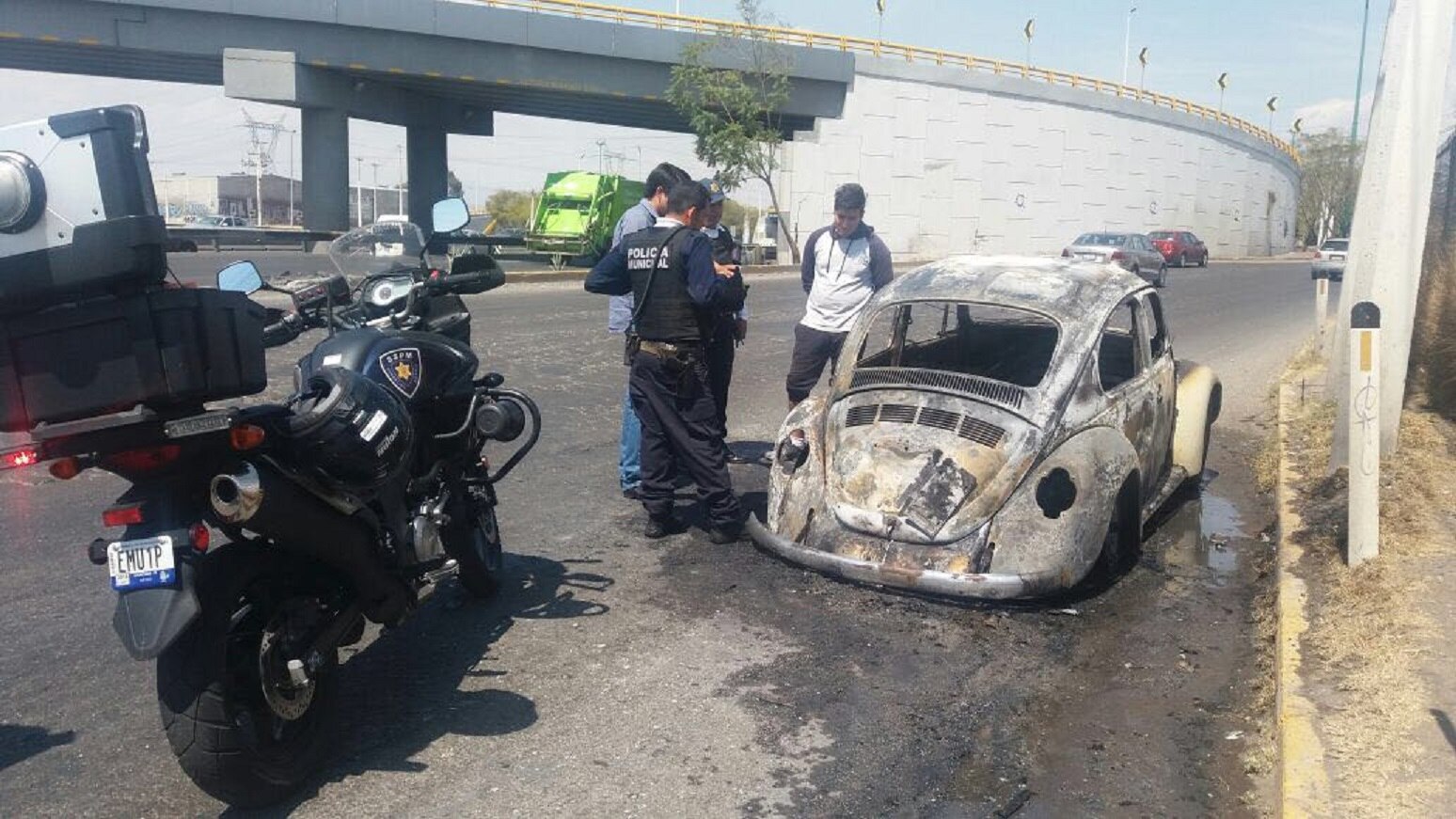 #Avance Se incendia automóvil en 5 de Febrero.