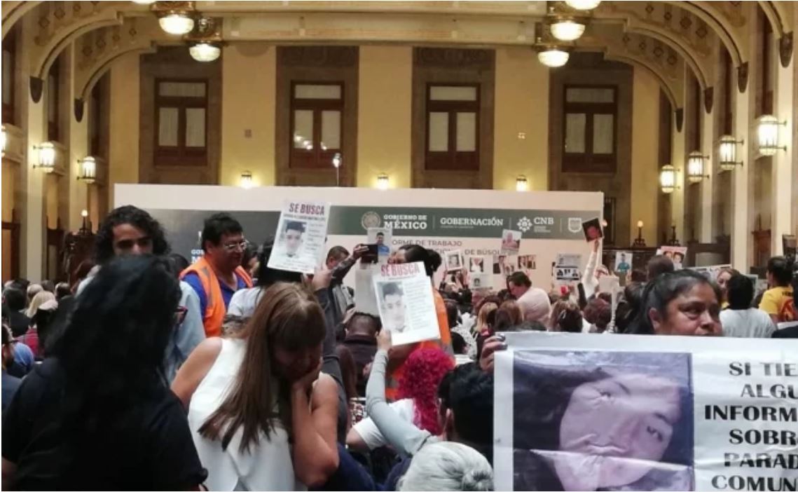 Padres de desaparecidos protestan en presentación del Informe del Sistema Nacional de Búsqueda