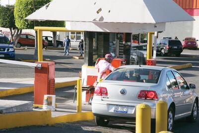 Eliminan cobro en estacionamientos