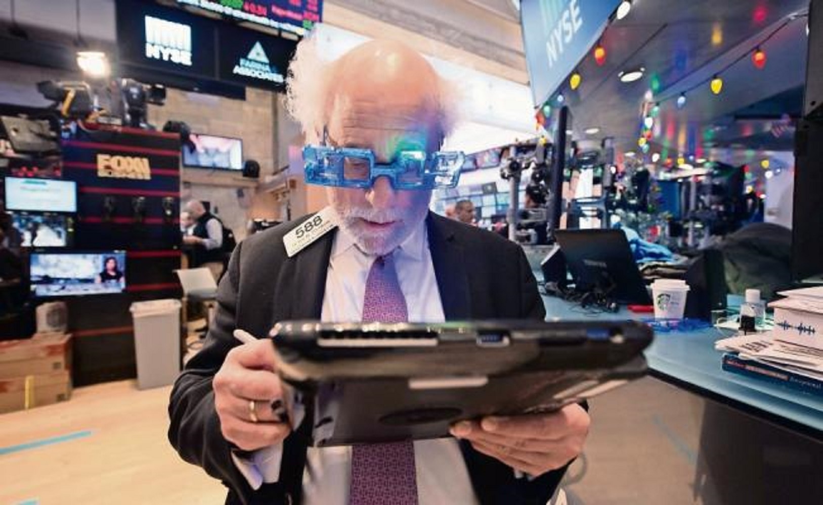 La bolsa de Nueva York en su última jornada del 29 de diciembre de 2017. Expertos creen que la reforma fiscal de EU puede afectar la inversión extranjera en México (BRYAN R. SMITH. AFP)