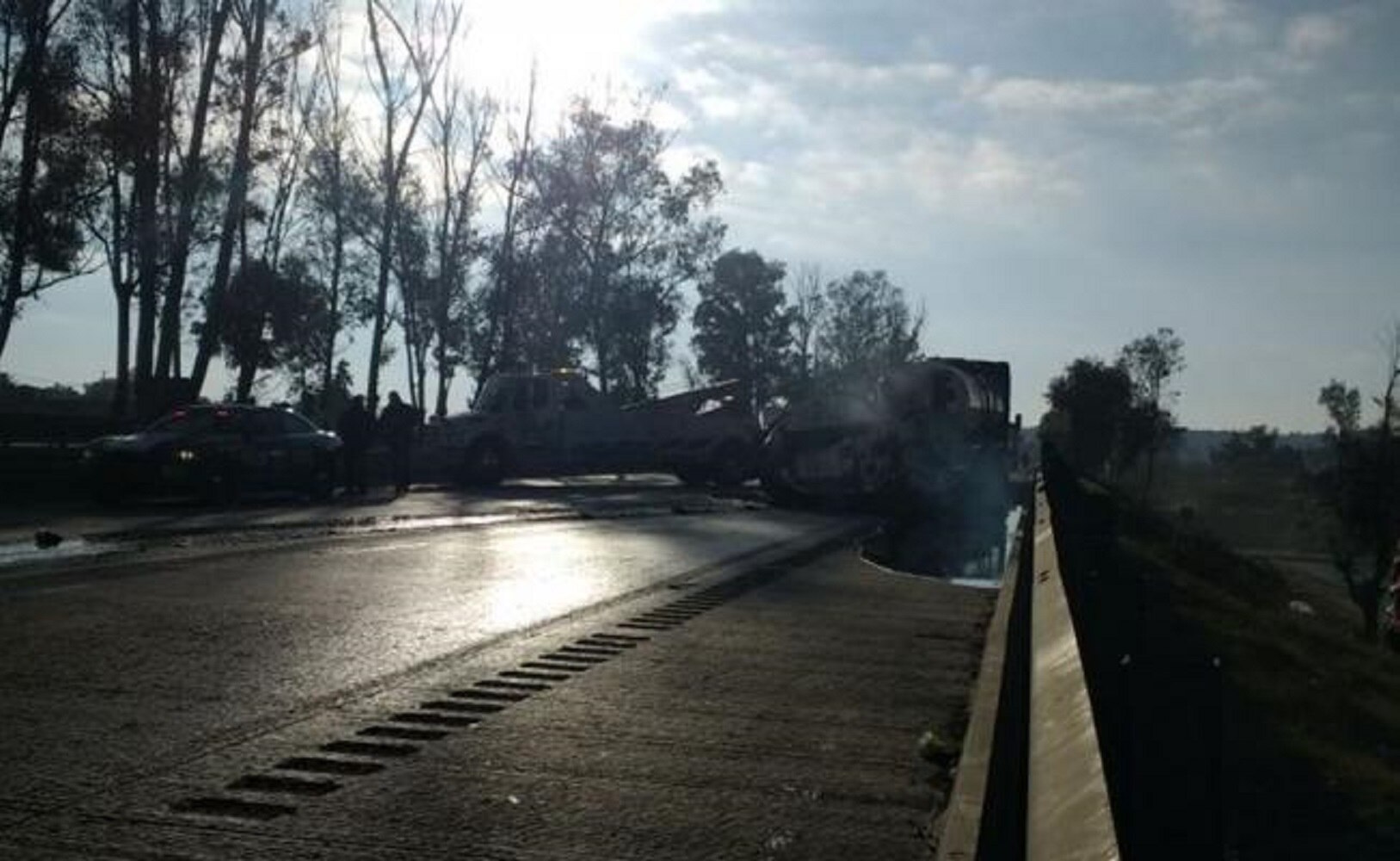 Volcadura de pipa paraliza la autopista México-Querétaro