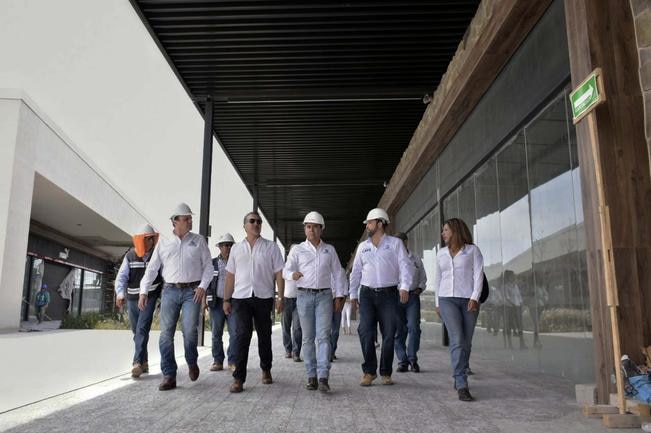 Visita Roberto Sosa obra de plaza Premium