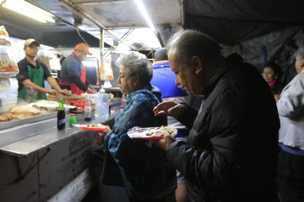 El puesto, “Tacos Juan’s”, ubicado en un remolque a un costado de Plaza de las Américas, siempre luce lleno.