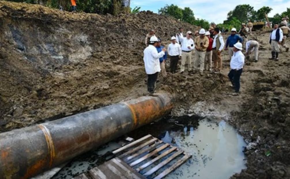 Personal de Petróleos Mexicanos realiza labores de limpieza y remediación en el río Pantepec. Fotos: de Pemex