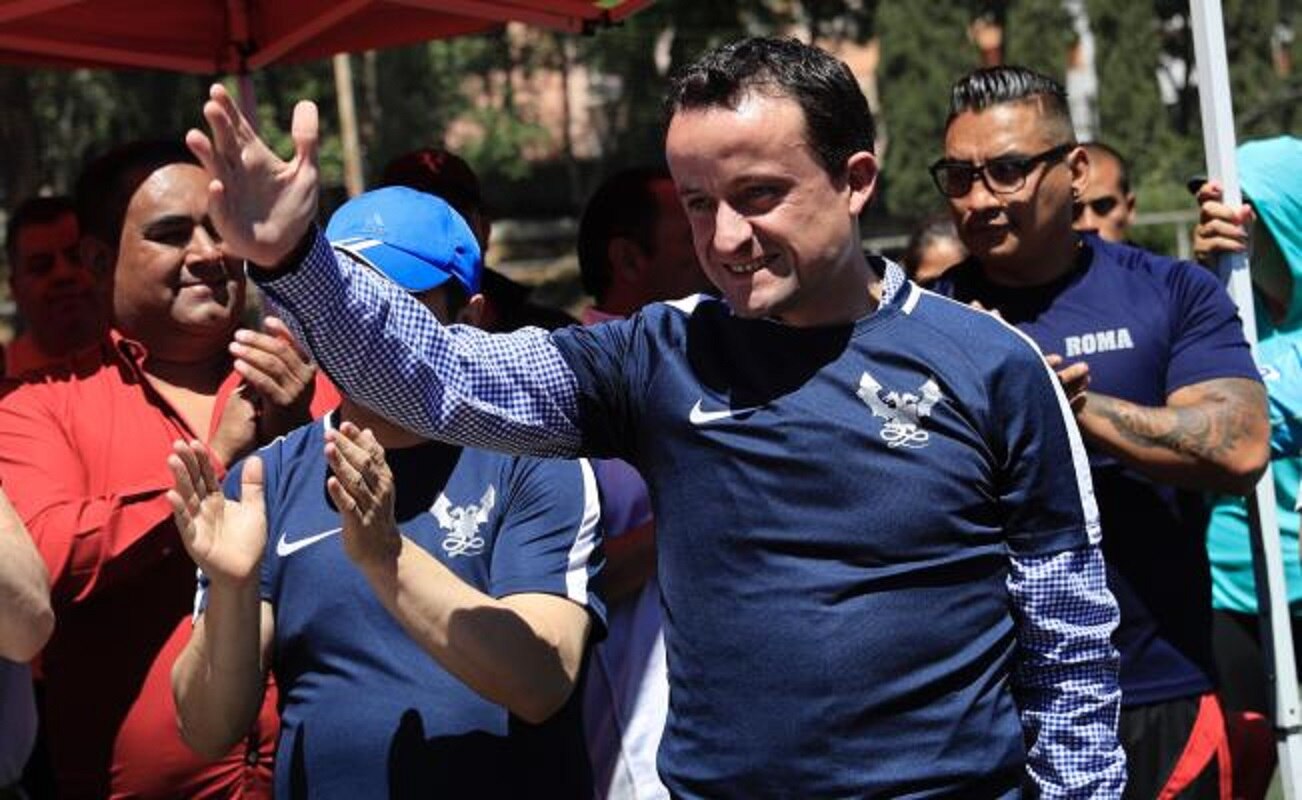 El aspirante del PRI por la jefatura de gobierno en la CDMX, Mikel Arriola sostuvo un encuentro de futbol con varias personas de la delegación Cuajimalpa (Foto: Irvín Olivares / EL UNIVERSAL)