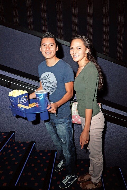 Disfrutan noche de premier