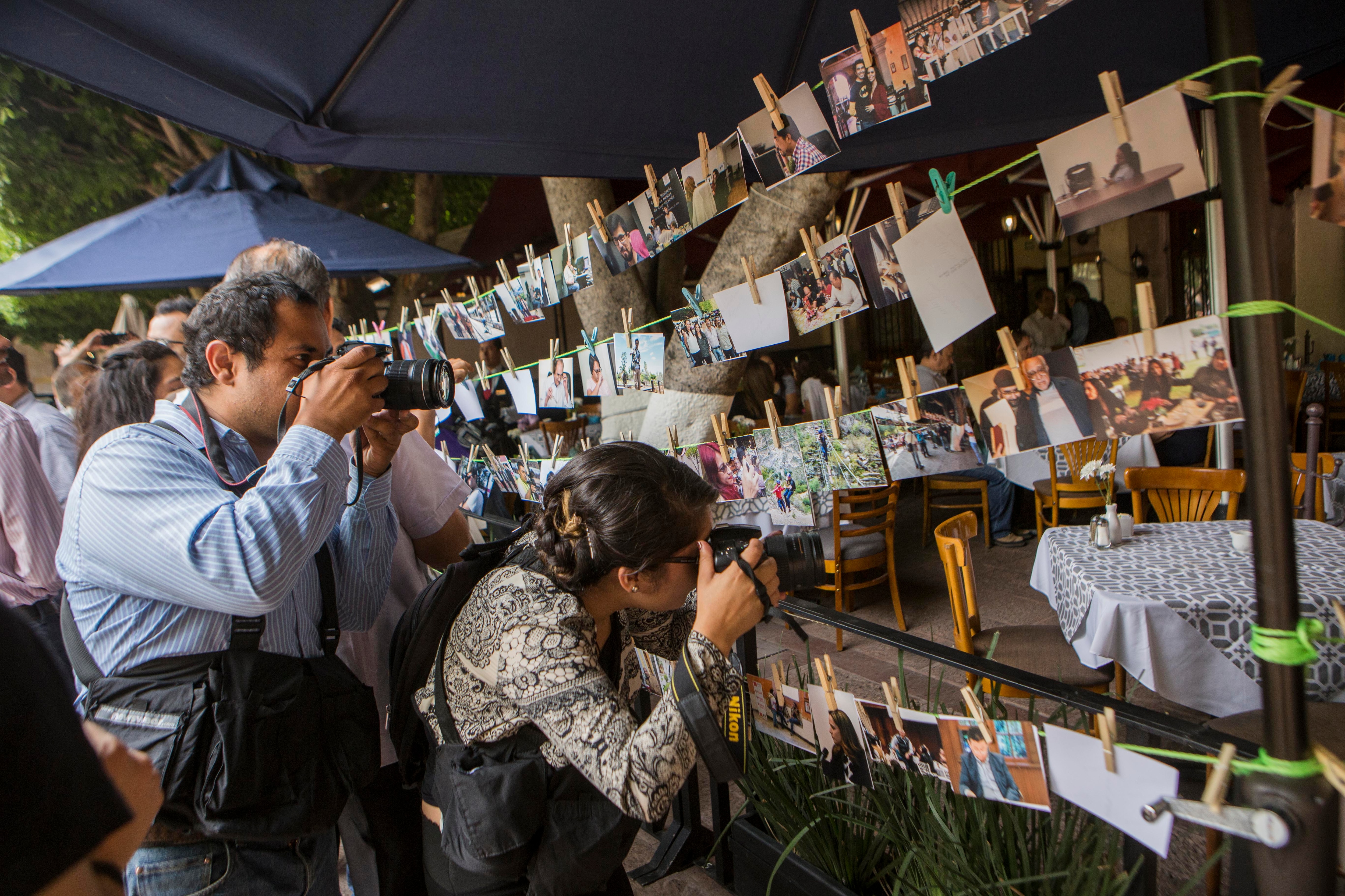 Los trabajadores de la prensa se reconocen como tales e intercambian fotografías de las situaciones chuscas y de los momentos difíciles en su trabajo diario; es la doceava edición del evento, acuñado en Querétaro. (DEMIAN CHÁVEZ. EL UNIVERSAL)