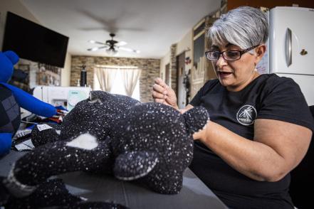 Confecciona "apapachos" para el alma; peluches hechos con prendas de pacientes fallecidos por Covid
