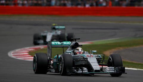 Hamilton sufre, pero gana