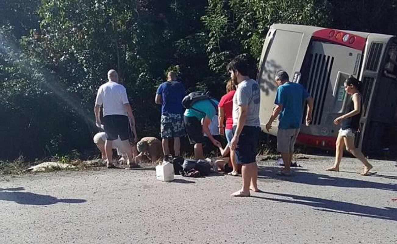 Vuelca autobús de turistas en Q.Roo; reportan varios muertos