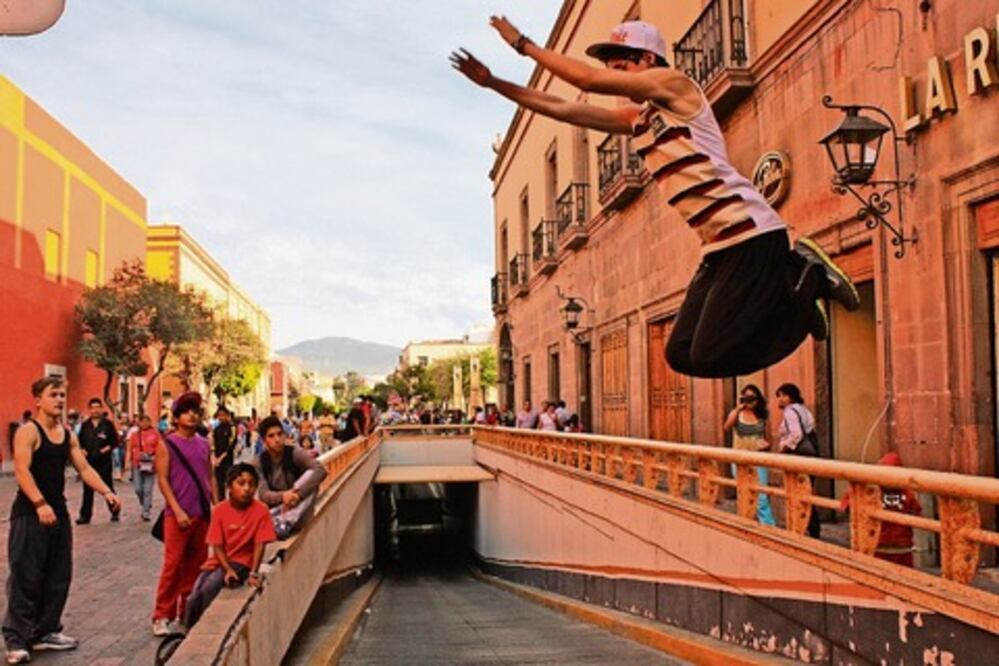 Brincan y escalan para ganar las calles