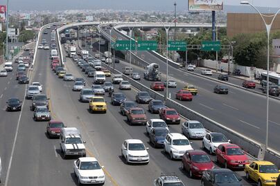 Por atropellamiento, cierran carriles centrales en avenida 5 de Febrero