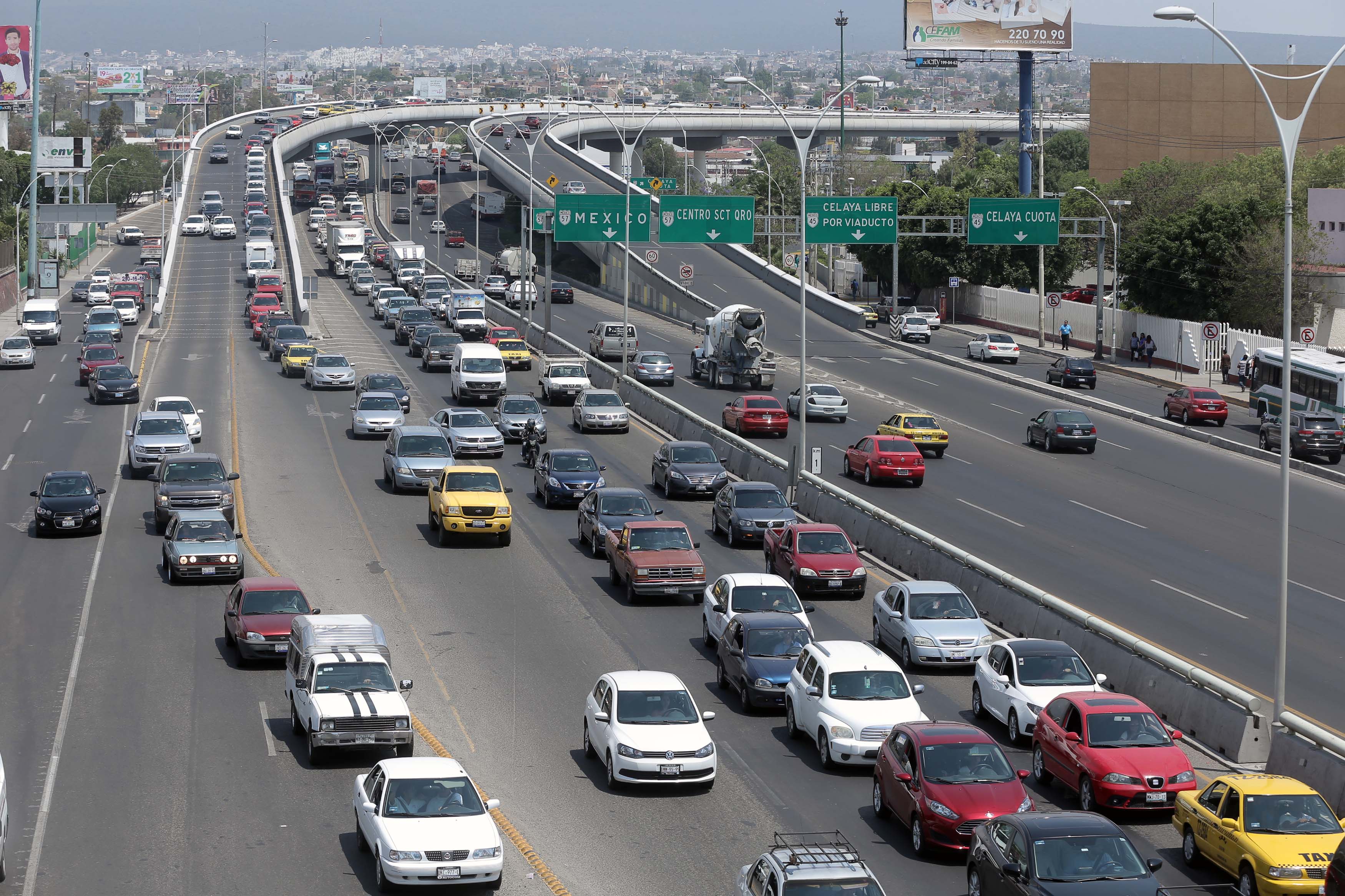 Por atropellamiento, cierran carriles centrales en avenida 5 de Febrero