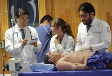 Exhibe UAQ ventajas de Medicina