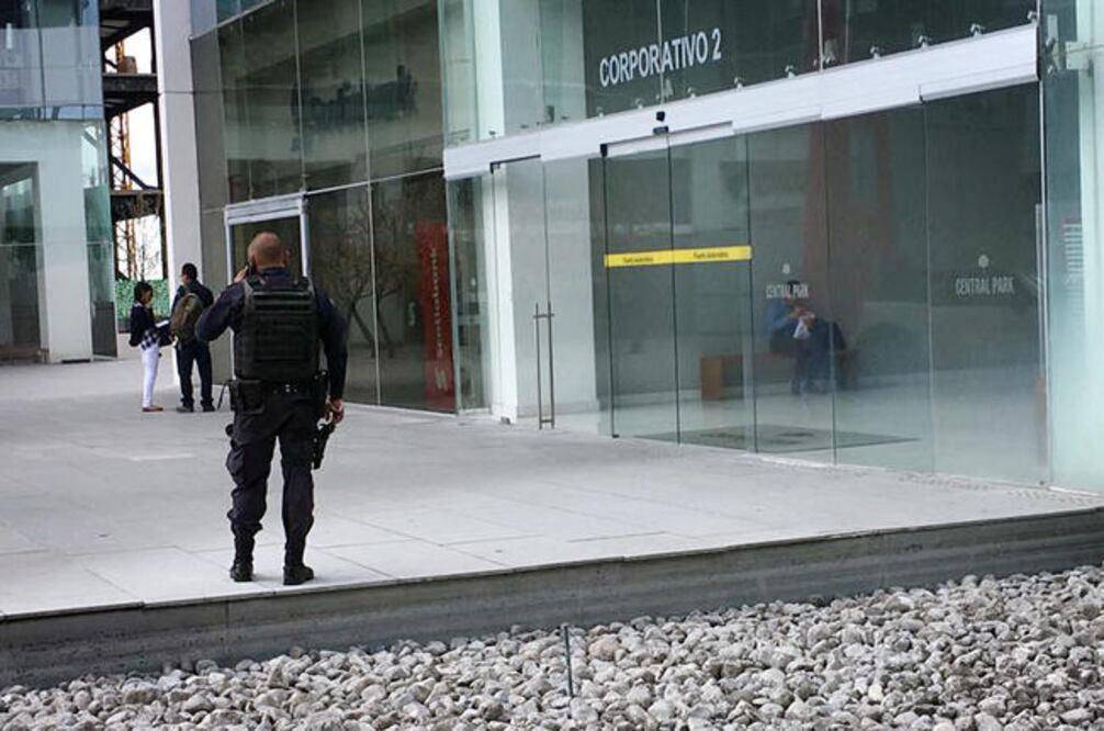 Policías municipales y estatales acudieron al lugar del asalto para recabar los datos que permitan abrir la investigación y dar con los responsables. (RAFAEL VIGIL. EL UNIVERSAL)