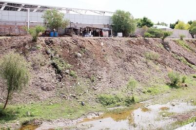Familias en el río El Pueblito, en riesgo