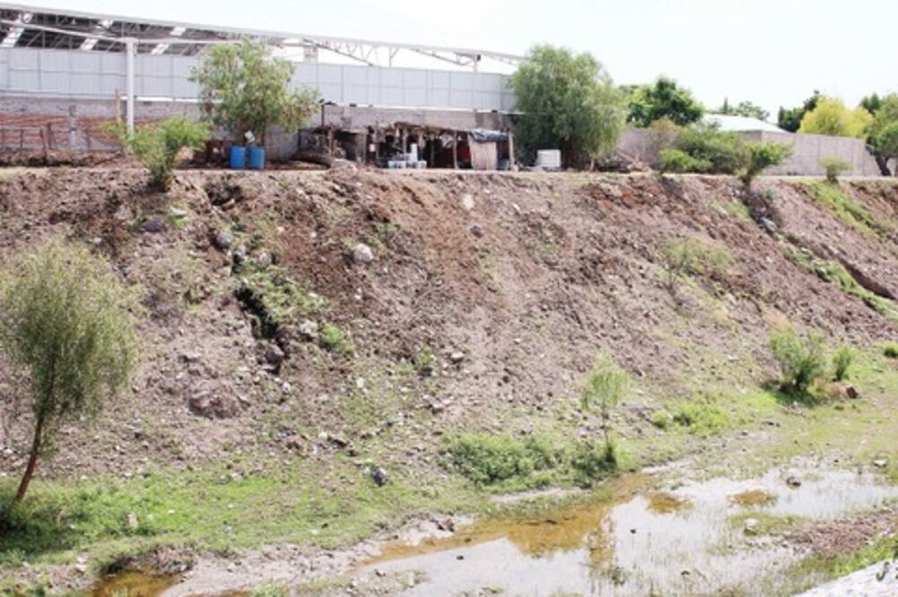 Familias en el río El Pueblito, en riesgo