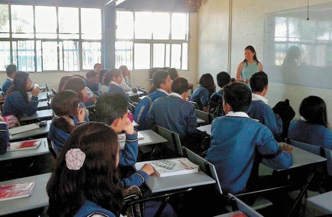 Al menos 5 mil jóvenes piden becas a la capital