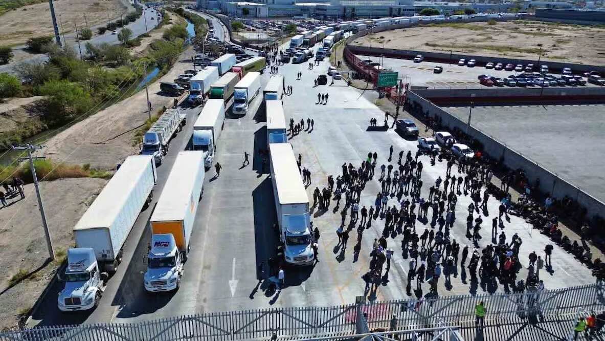Las protestas de productores del campo y transportistas contra la Ley del Agua y la violencia en el sur de Chihuahua han escalado hasta provocar parálisis regional. Foto: Christian Torres / EL UNIVERSAL