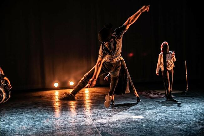 Entre el teatro, la danza y el cine
