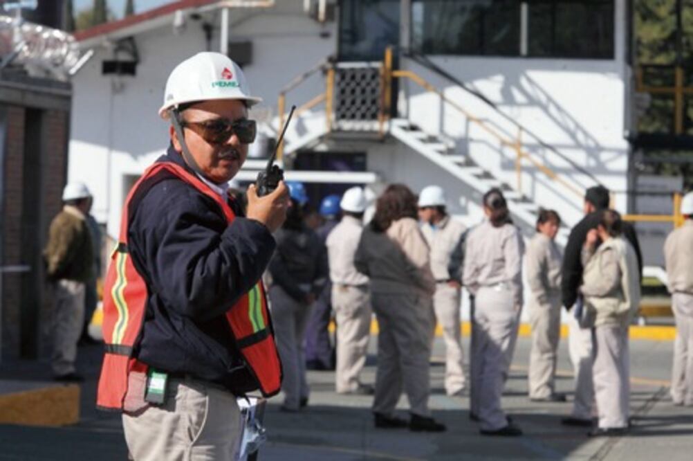 Pemex advierte por escasez de personal