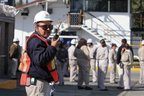 Pemex advierte por escasez de personal