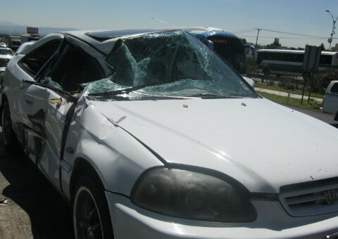 Tráiler arrastró a un compacto
