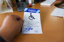 Corregidora entrega 836 tarjetones de estacionamiento para personas con discapacidad