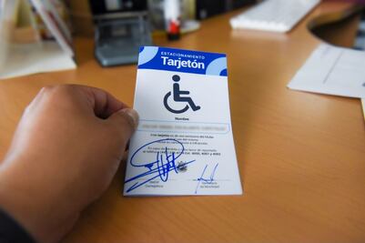 Corregidora entrega 836 tarjetones de estacionamiento para personas con discapacidad