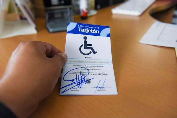 Corregidora entrega 836 tarjetones de estacionamiento para personas con discapacidad
