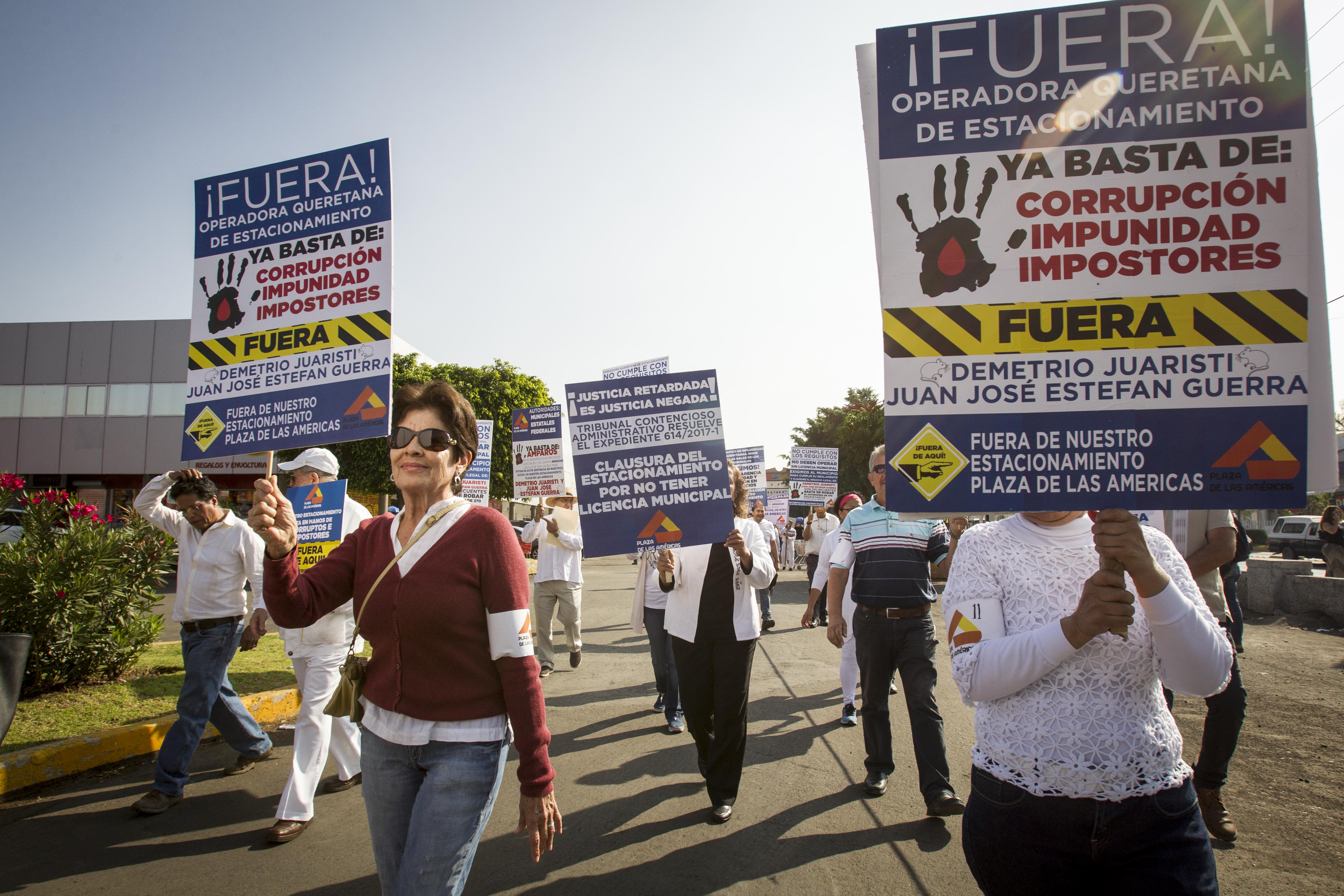 “Vamos por nuestra plaza”; “Fuera rateros”