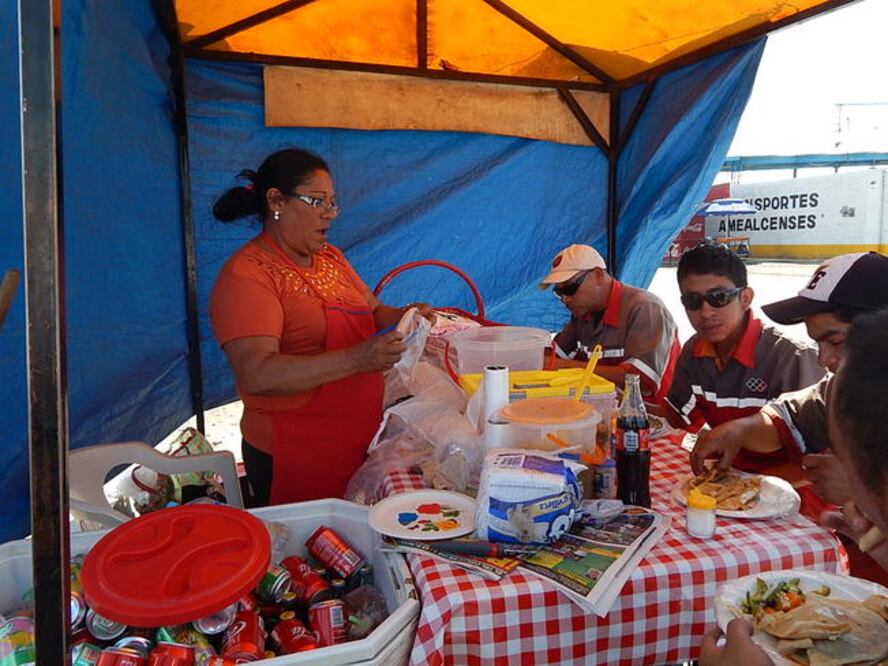 La mujer reconoce que las ventas haba bajado año con año, atribuye esta condición a que la población cuenta con menos capacidad económica o menos tiempo para hacer una pausa y alimentarse. (MARTHA ROMERO)