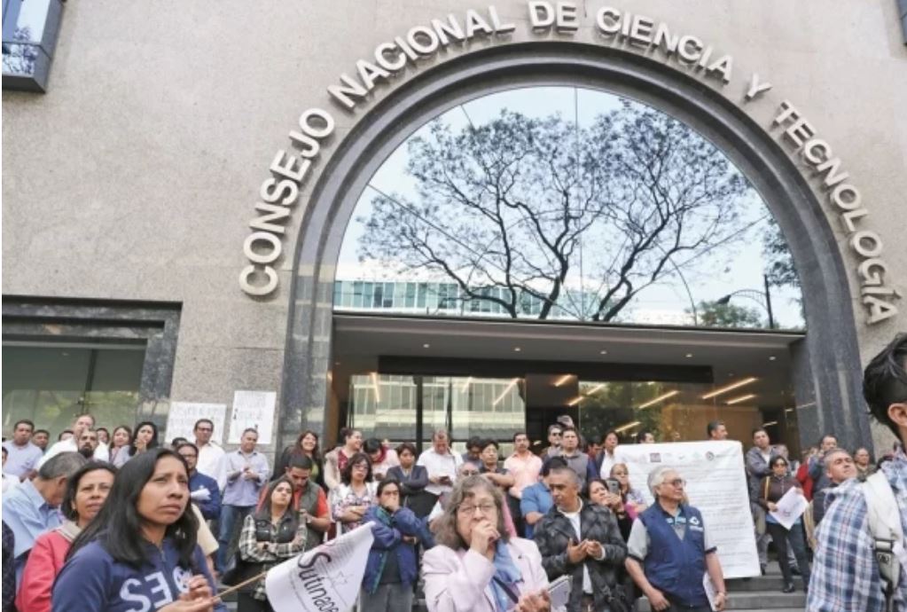 Investigadores del Conacyt sí podrán viajar sin autorización