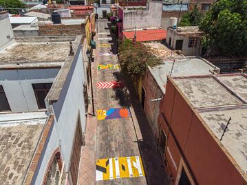 Arte urbano en las calles de Querétaro; pintan el suelo para concientizar sobre la prioridad peatonal