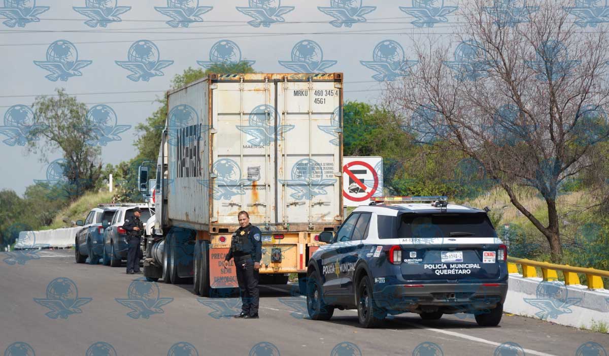 Persecución de tráiler robado culmina en la Celaya cuota con dos detenidos