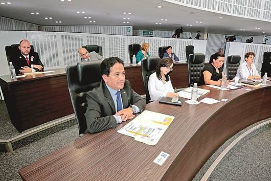 Diputados se bajan sueldo a 47 mil