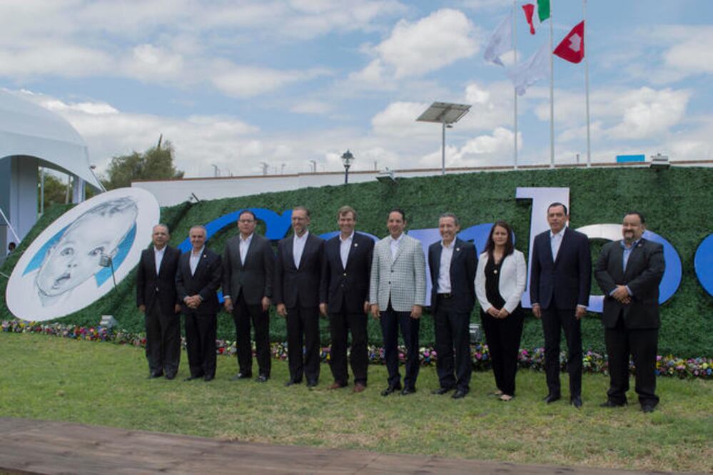 Al inaugurar el primer centro de nutrición de Gerber en el mundo, el gobernador Francisco Domínguez (sexto de izq. a der.) dijo que su administración busca contribuir a la construcción de una sociedad más sana desde la infancia. (OBTURE PRESS)
