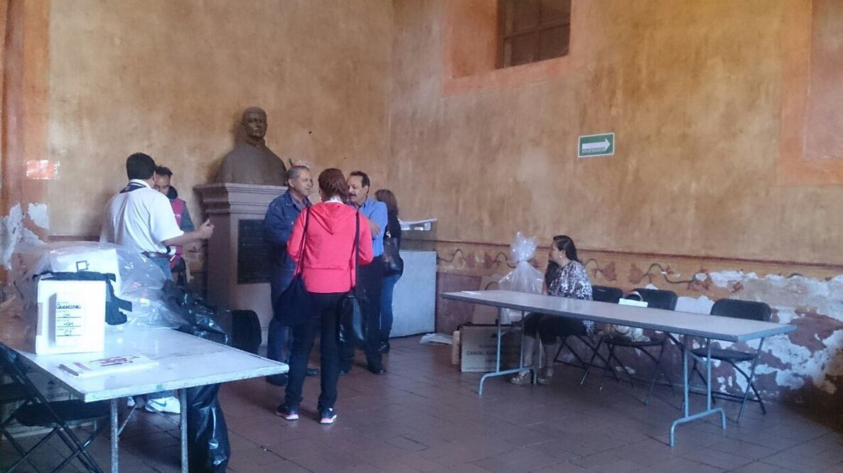 Falta de funcionarios evita emisión de votos 