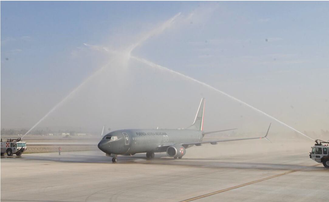 Felicitan desde la torre de control a AMLO y su comitiva por primer aterrizaje en aeropuerto Felipe Ángeles