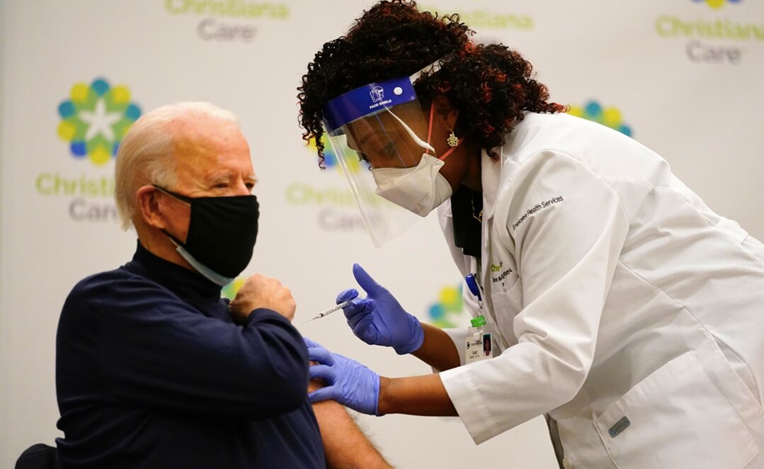 El presidente electo de EU, Joe Biden, recibe la vacuna contra el Covid-19