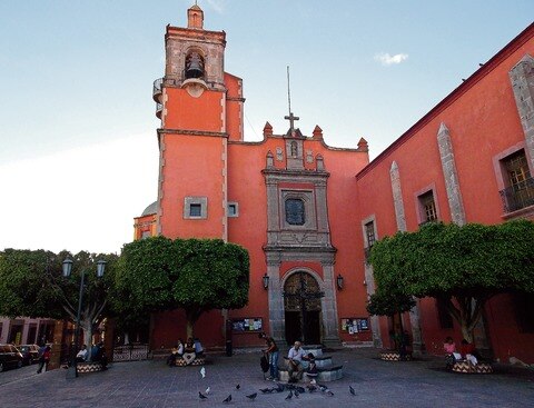 Pide obispo de Querétaro orar por Benedicto XVI