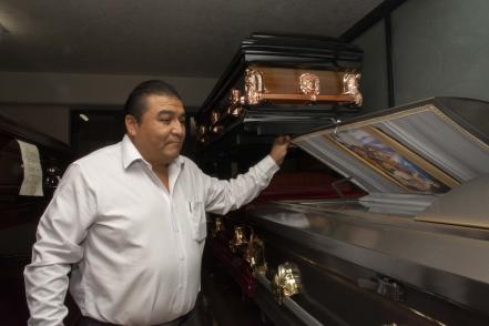 El trabajo que maquilla y viste a los que se van
