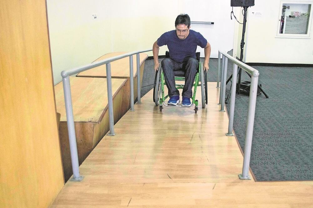 El curso se impartió en el Centro de Rehabilitación Integral de Querétaro a terapeutas de instituciones como el DIF para sensibilizarlos en el trato a los pacientes y capacitarlos en el uso de sillas de ruedas.