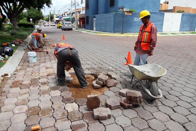La Secretaría de Movilidad informó que al día se cubren entre 60 y 80 baches gracias a la participación ciudadana. (CÉSAR GÓMEZ. EL UNIVERSAL)