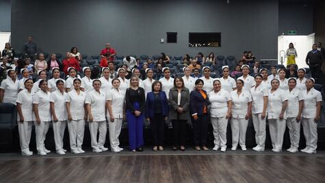 Imponen cofias a estudiantes de Enfermería en la Universidad de las Mujeres
