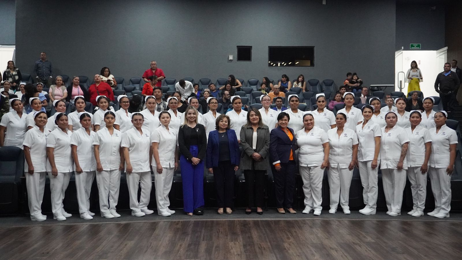 Imponen cofias a estudiantes de Enfermería en la Universidad de las Mujeres