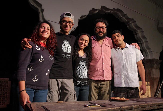 Un vaivén de risa y poesía