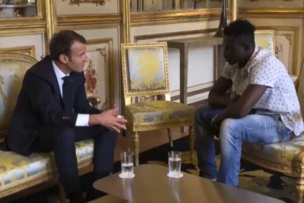 El presidente francés, Emmanuel Macron, anunció hoy la concesión de la nacionalidad francesa a Mamoudou Gassama. Foto: EFE