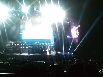 Juan Gabriel canta, baila y zapatea