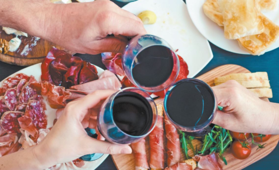 Conoce los beneficios de beber vino tinto